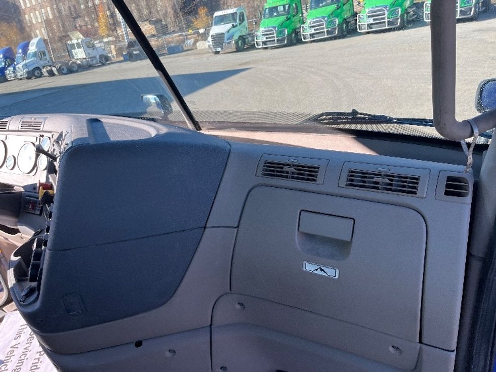 Day Cab Tractor-Heavy Duty Tractors-Freightliner-2020-Cascadia 11364ST-Elkhart-IN-541,996\n\t\tmiles-$ 31,250 - Image 13