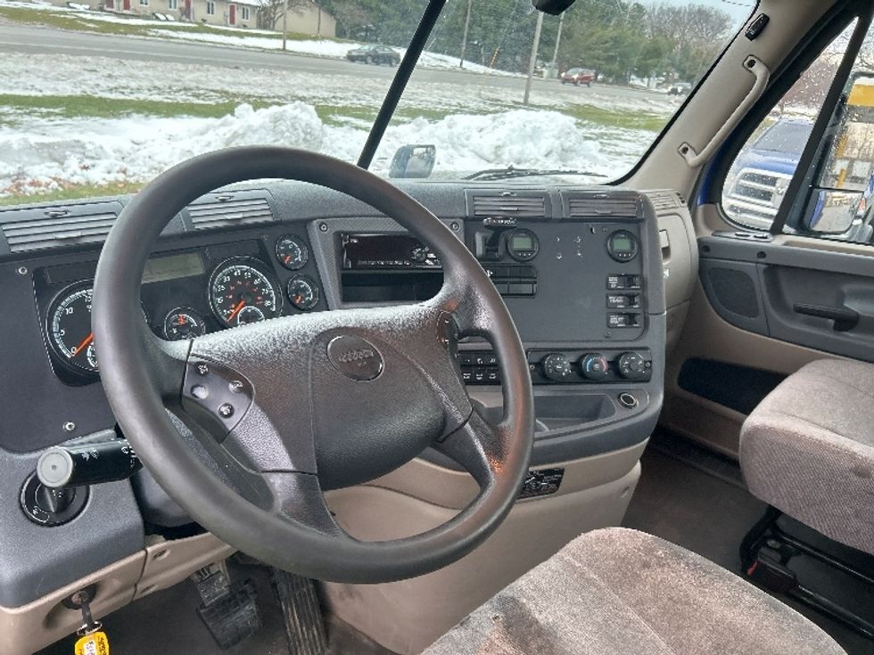 Day Cab Tractor-Heavy Duty Tractors-Freightliner-2020-Cascadia 11364ST-Elkhart-IN-577,217\n\t\tmiles-$ 28,250 - Image 10