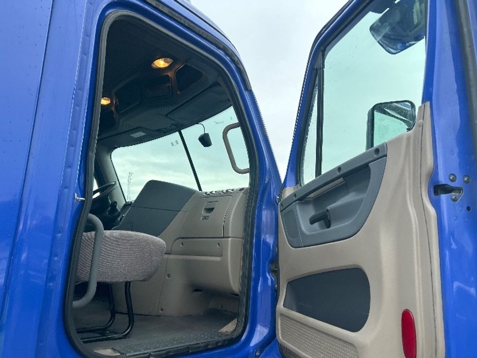 Day Cab Tractor-Heavy Duty Tractors-Freightliner-2020-Cascadia 11364ST-Elkhart-IN-577,217\n\t\tmiles-$ 28,250 - Image 12