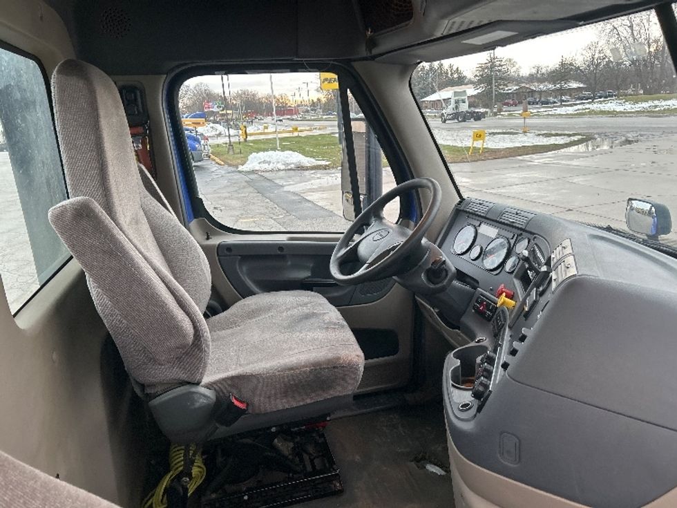 Day Cab Tractor-Heavy Duty Tractors-Freightliner-2020-Cascadia 11364ST-Elkhart-IN-577,217\n\t\tmiles-$ 28,250 - Image 14