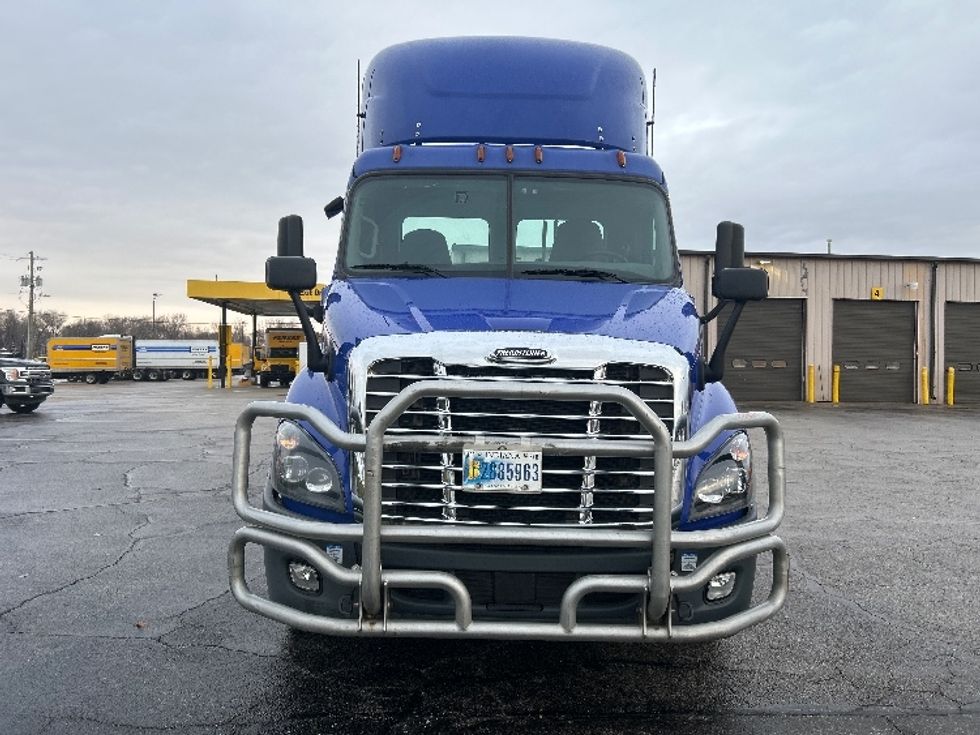 Day Cab Tractor-Heavy Duty Tractors-Freightliner-2020-Cascadia 11364ST-Elkhart-IN-577,217\n\t\tmiles-$ 28,250 - Image 2