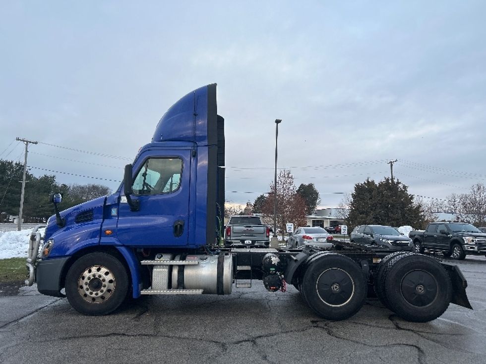 Day Cab Tractor-Heavy Duty Tractors-Freightliner-2020-Cascadia 11364ST-Elkhart-IN-577,217\n\t\tmiles-$ 28,250 - Image 4