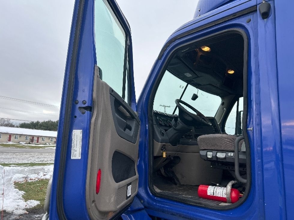 Day Cab Tractor-Heavy Duty Tractors-Freightliner-2020-Cascadia 11364ST-Elkhart-IN-577,217\n\t\tmiles-$ 28,250 - Image 9