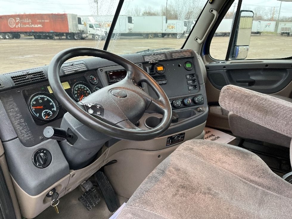 Day Cab Tractor-Heavy Duty Tractors-Freightliner-2020-Cascadia 11364ST-Elkhart-IN-594,054\n\t\tmiles-$ 28,250 - Image 10