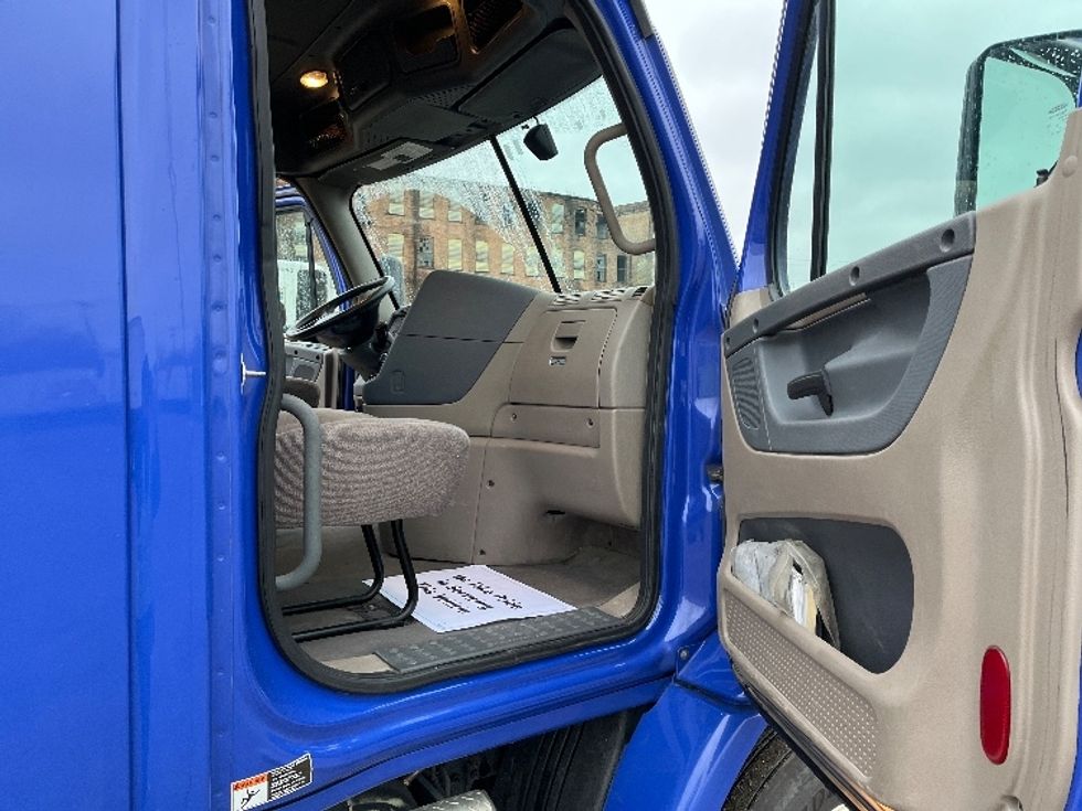 Day Cab Tractor-Heavy Duty Tractors-Freightliner-2020-Cascadia 11364ST-Elkhart-IN-594,054\n\t\tmiles-$ 28,250 - Image 12