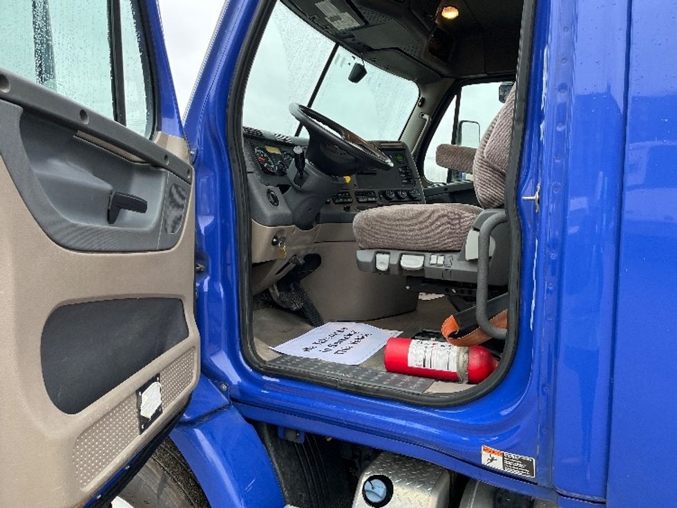 Day Cab Tractor-Heavy Duty Tractors-Freightliner-2020-Cascadia 11364ST-Elkhart-IN-594,054\n\t\tmiles-$ 28,250 - Image 9