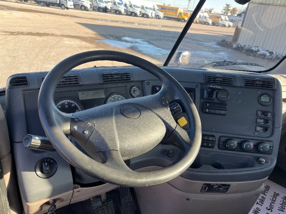 Day Cab Tractor-Heavy Duty Tractors-Freightliner-2020-Cascadia 11364ST-Elkhart-IN-598,845\n\t\tmiles-$ 28,250 - Image 11