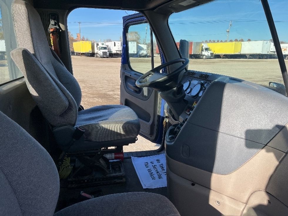 Day Cab Tractor-Heavy Duty Tractors-Freightliner-2020-Cascadia 11364ST-Elkhart-IN-598,845\n\t\tmiles-$ 28,250 - Image 14