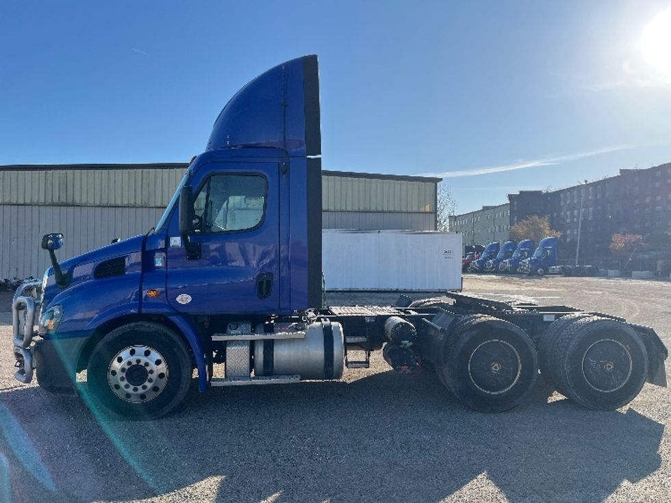 Day Cab Tractor-Heavy Duty Tractors-Freightliner-2020-Cascadia 11364ST-Elkhart-IN-598,845\n\t\tmiles-$ 28,250 - Image 4
