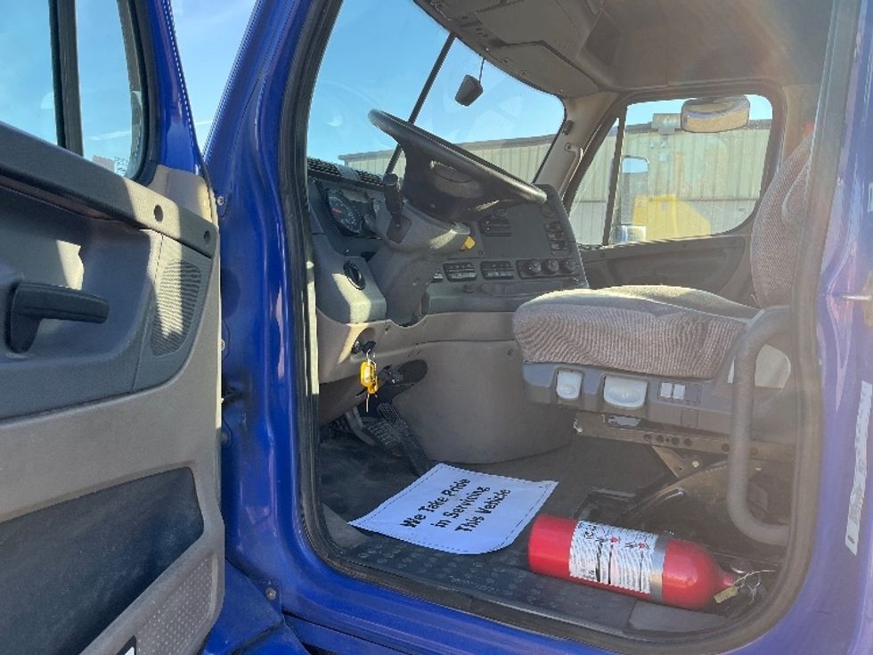 Day Cab Tractor-Heavy Duty Tractors-Freightliner-2020-Cascadia 11364ST-Elkhart-IN-598,845\n\t\tmiles-$ 28,250 - Image 9