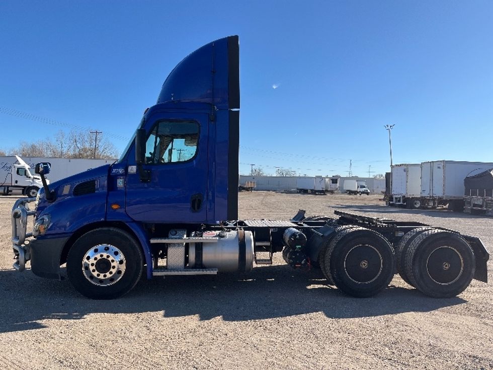 Day Cab Tractor-Heavy Duty Tractors-Freightliner-2020-Cascadia 11364ST-Elkhart-IN-604,464\n\t\tmiles-$ 28,250 - Image 4