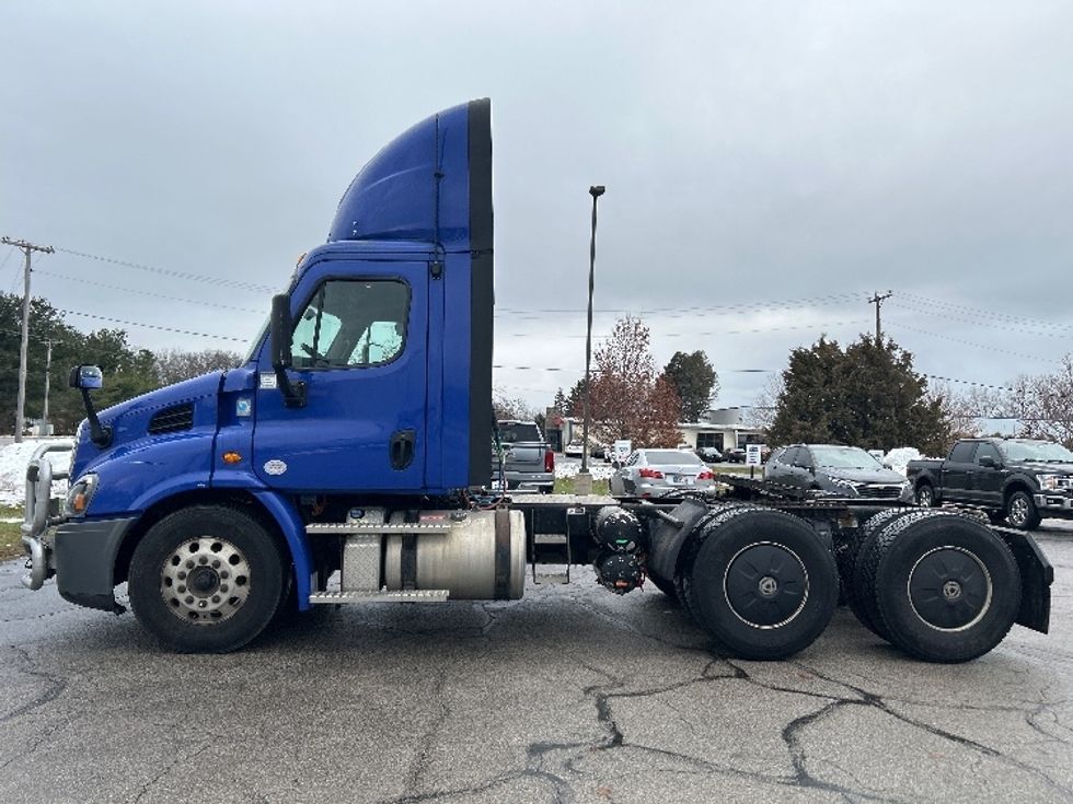 Day Cab Tractor-Heavy Duty Tractors-Freightliner-2020-Cascadia 11364ST-Elkhart-IN-610,689\n\t\tmiles-$ 28,250 - Image 4