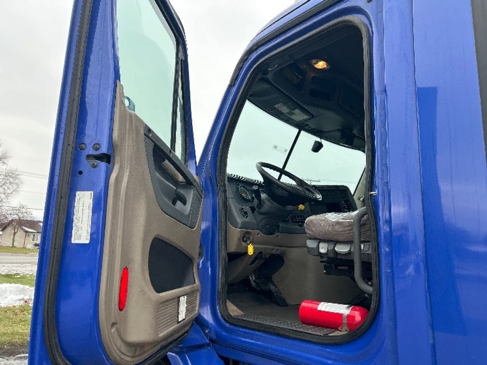 Day Cab Tractor-Heavy Duty Tractors-Freightliner-2020-Cascadia 11364ST-Elkhart-IN-610,689\n\t\tmiles-$ 28,250 - Image 9