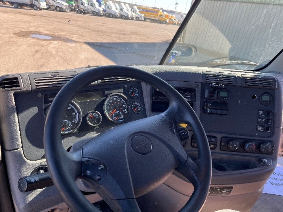 Day Cab Tractor-Heavy Duty Tractors-Freightliner-2020-Cascadia 11364ST-Elkhart-IN-633,565\n\t\tmiles-$ 28,250 - Image 11