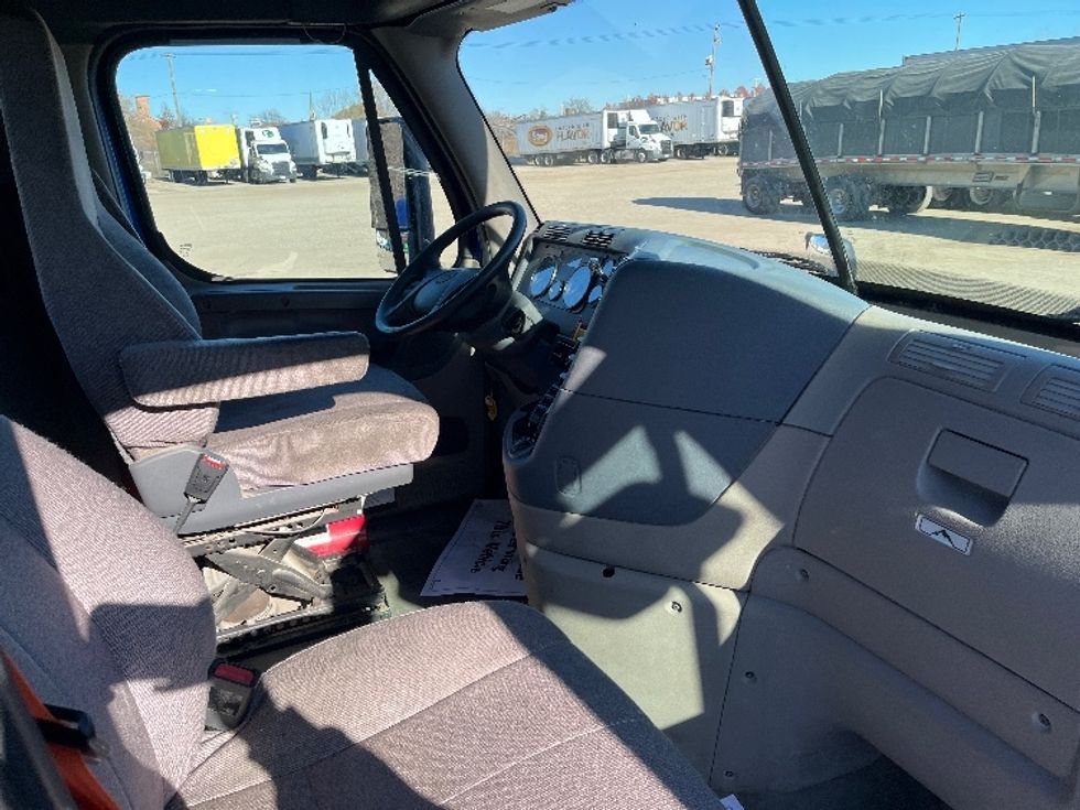 Day Cab Tractor-Heavy Duty Tractors-Freightliner-2020-Cascadia 11364ST-Elkhart-IN-633,565\n\t\tmiles-$ 28,250 - Image 14