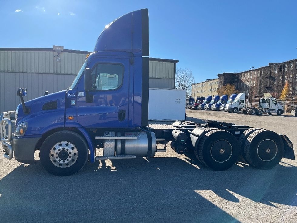 Day Cab Tractor-Heavy Duty Tractors-Freightliner-2020-Cascadia 11364ST-Elkhart-IN-633,565\n\t\tmiles-$ 28,250 - Image 4