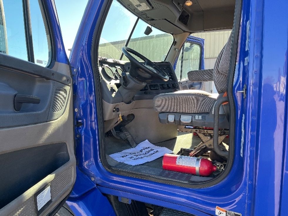 Day Cab Tractor-Heavy Duty Tractors-Freightliner-2020-Cascadia 11364ST-Elkhart-IN-633,565\n\t\tmiles-$ 28,250 - Image 9