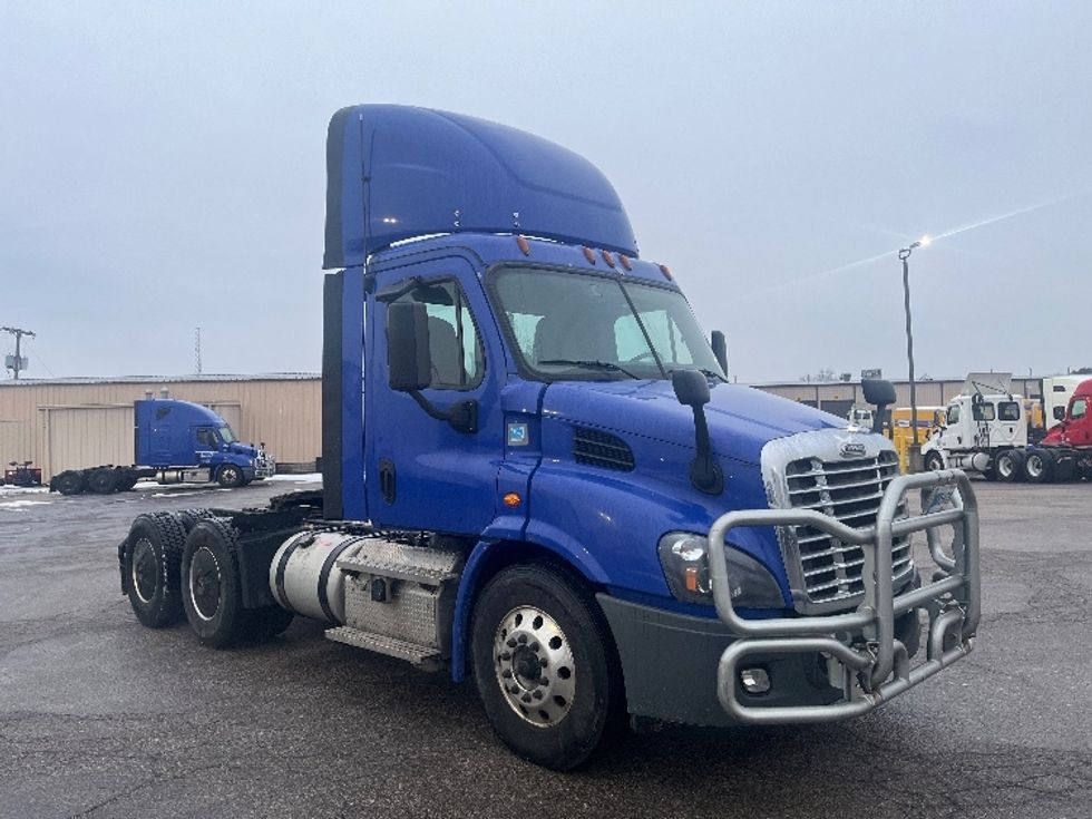 Day Cab Tractor-Heavy Duty Tractors-Freightliner-2020-Cascadia 11364ST-Elkhart-IN-635,931\n\t\tmiles-$ 25,750 - Image 1