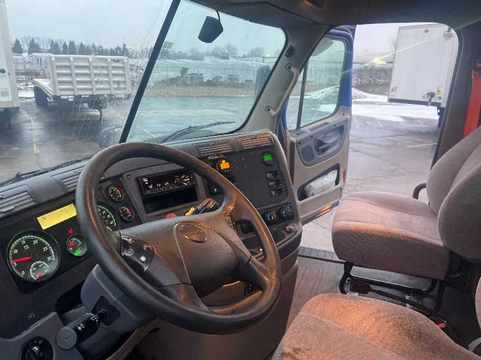 Day Cab Tractor-Heavy Duty Tractors-Freightliner-2020-Cascadia 11364ST-Elkhart-IN-635,931\n\t\tmiles-$ 25,750 - Image 10