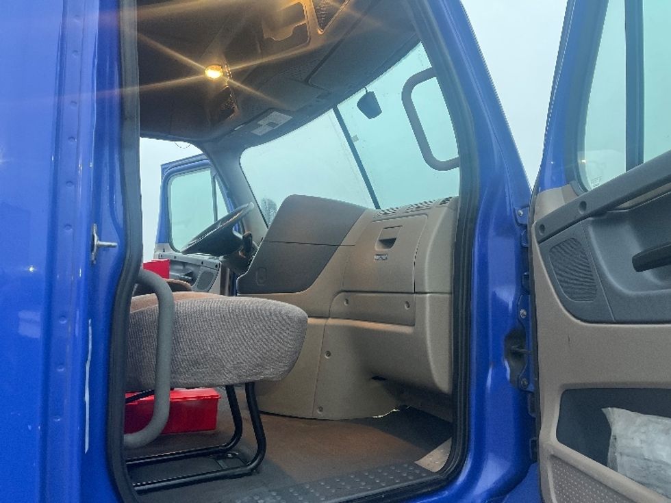 Day Cab Tractor-Heavy Duty Tractors-Freightliner-2020-Cascadia 11364ST-Elkhart-IN-635,931\n\t\tmiles-$ 25,750 - Image 12