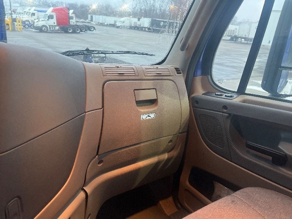 Day Cab Tractor-Heavy Duty Tractors-Freightliner-2020-Cascadia 11364ST-Elkhart-IN-635,931\n\t\tmiles-$ 25,750 - Image 13