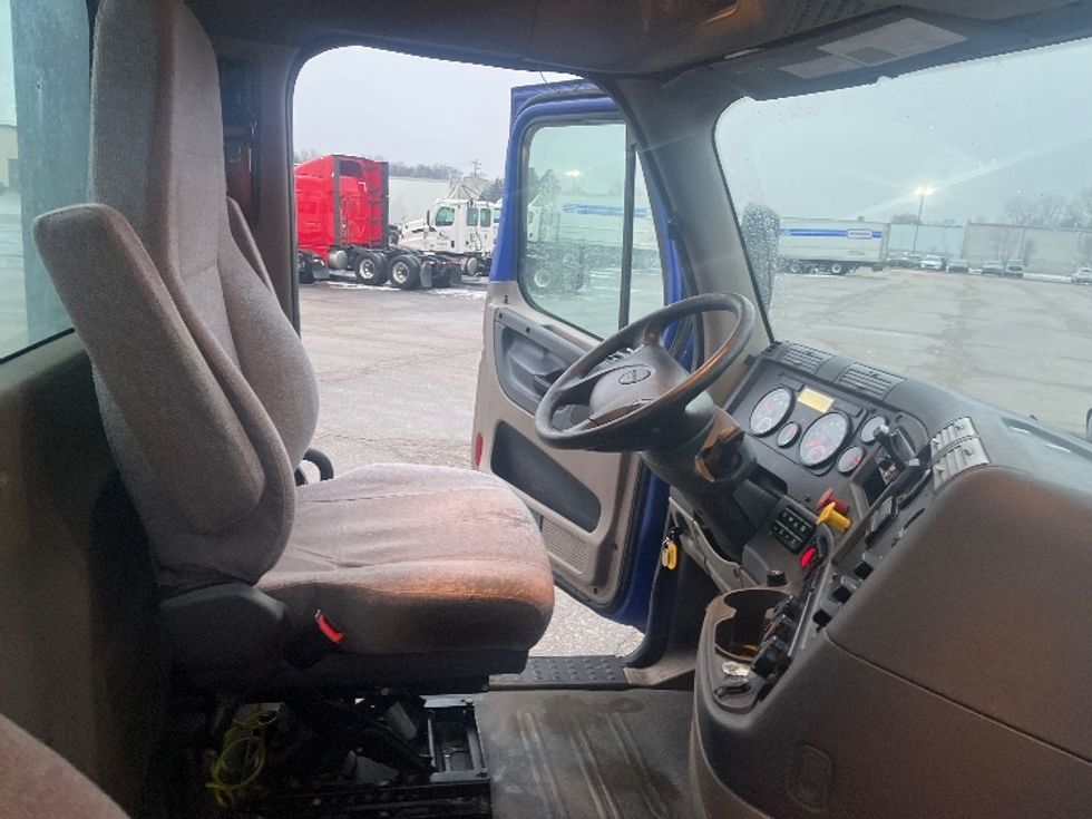 Day Cab Tractor-Heavy Duty Tractors-Freightliner-2020-Cascadia 11364ST-Elkhart-IN-635,931\n\t\tmiles-$ 25,750 - Image 14