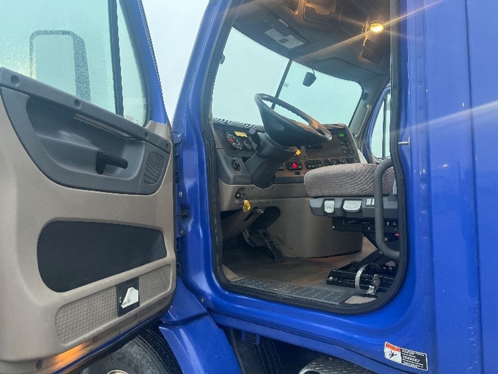 Day Cab Tractor-Heavy Duty Tractors-Freightliner-2020-Cascadia 11364ST-Elkhart-IN-635,931\n\t\tmiles-$ 25,750 - Image 9