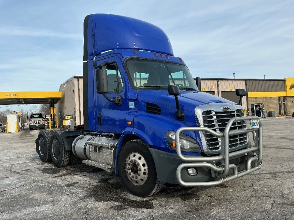 Day Cab Tractor-Heavy Duty Tractors-Freightliner-2020-Cascadia 11364ST-Elkhart-IN-654,183\n\t\tmiles-$ 25,750 - Image 1