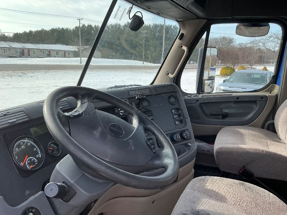 Day Cab Tractor-Heavy Duty Tractors-Freightliner-2020-Cascadia 11364ST-Elkhart-IN-654,183\n\t\tmiles-$ 25,750 - Image 10