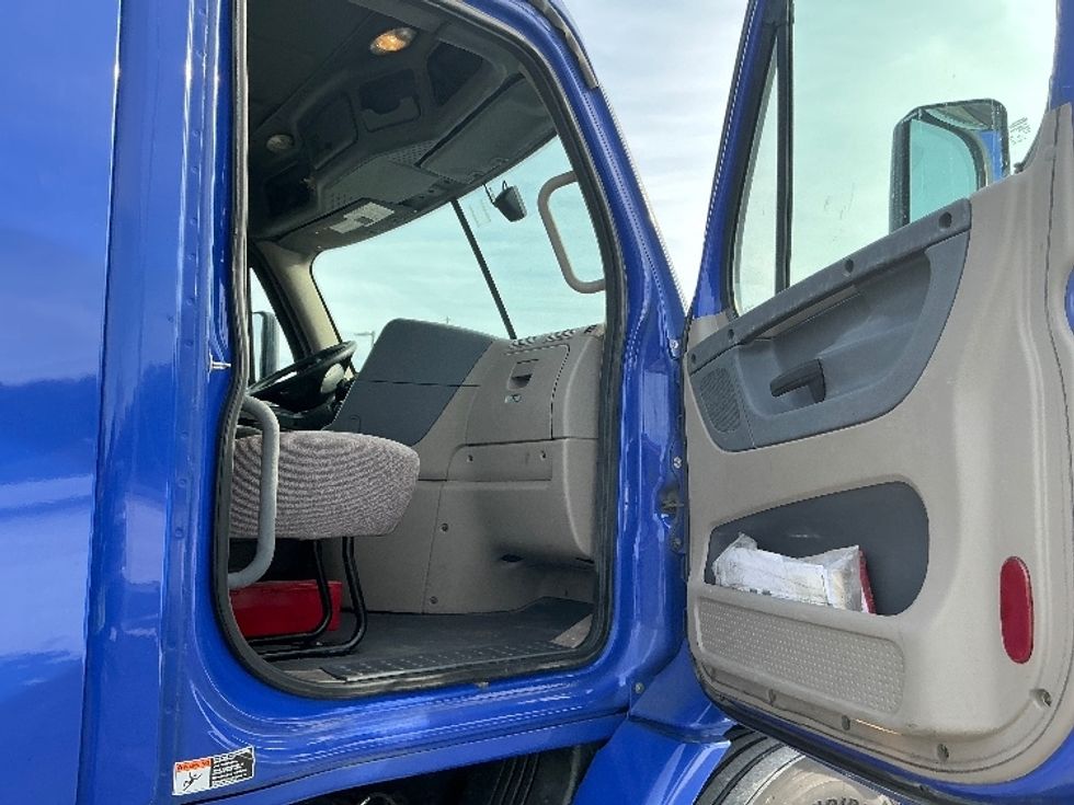 Day Cab Tractor-Heavy Duty Tractors-Freightliner-2020-Cascadia 11364ST-Elkhart-IN-654,183\n\t\tmiles-$ 25,750 - Image 12