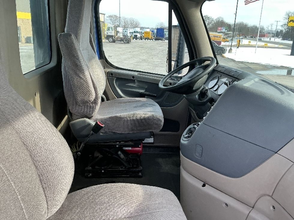 Day Cab Tractor-Heavy Duty Tractors-Freightliner-2020-Cascadia 11364ST-Elkhart-IN-654,183\n\t\tmiles-$ 25,750 - Image 14