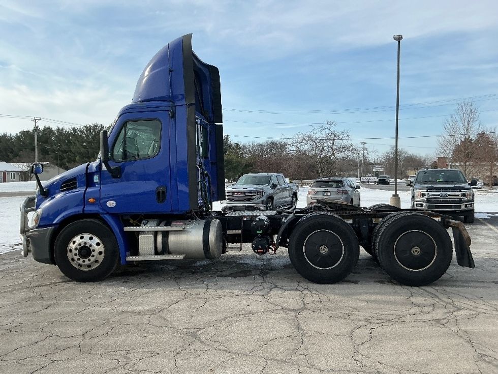 Day Cab Tractor-Heavy Duty Tractors-Freightliner-2020-Cascadia 11364ST-Elkhart-IN-654,183\n\t\tmiles-$ 25,750 - Image 4