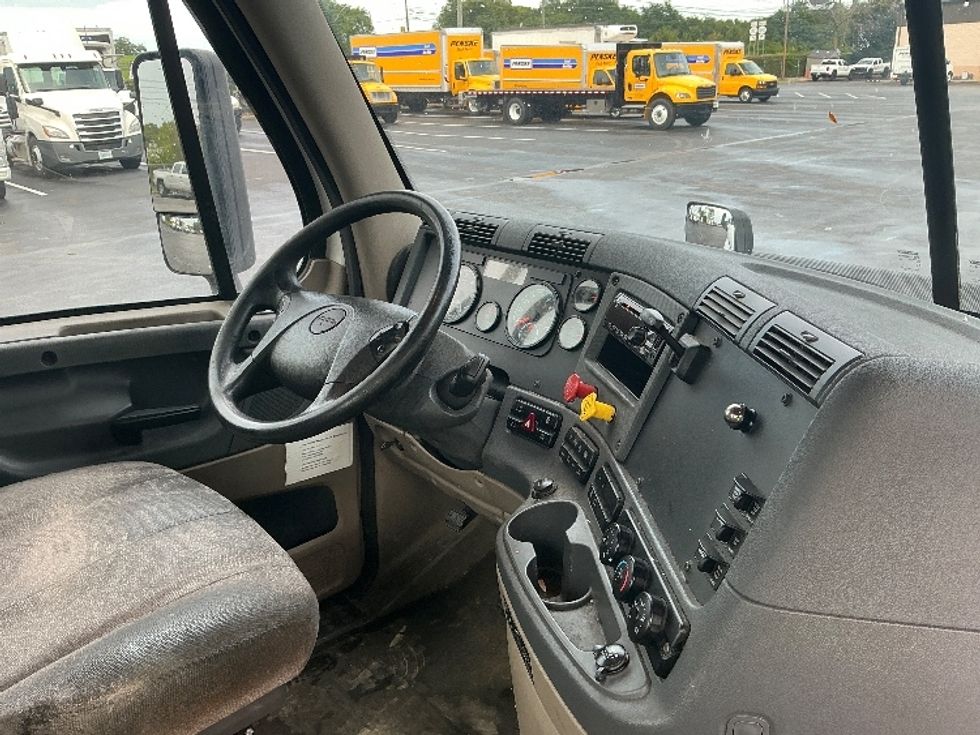 Day Cab Tractor-Heavy Duty Tractors-Freightliner-2020-Cascadia 11364ST-Evansville-IN-341,158\n\t\tmiles-$ 41,750 - Image 14