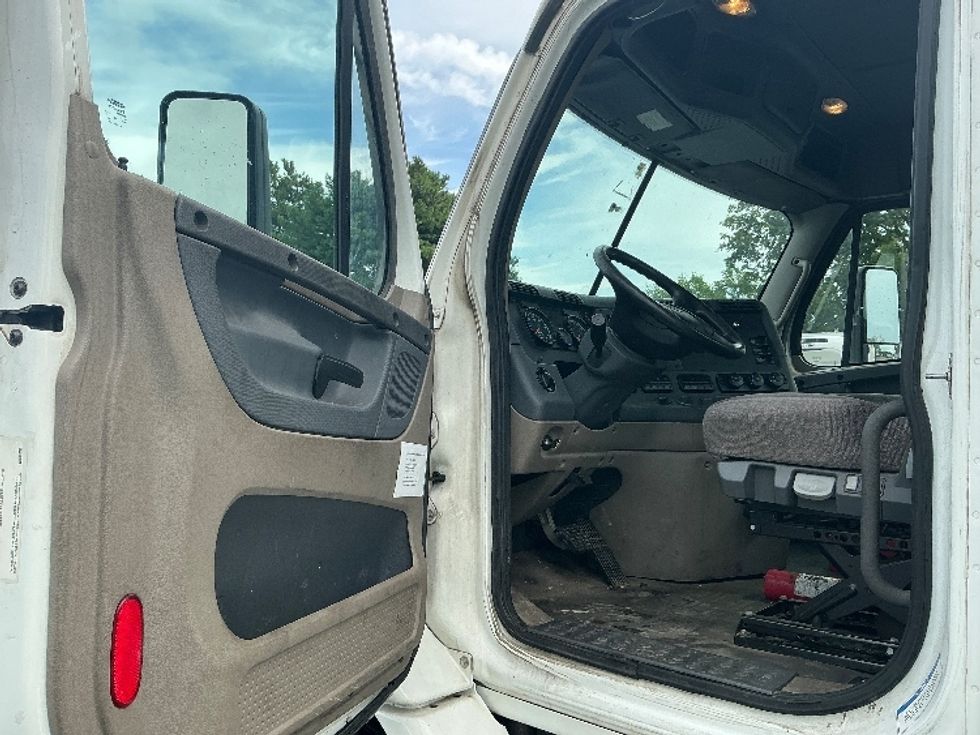 Day Cab Tractor-Heavy Duty Tractors-Freightliner-2020-Cascadia 11364ST-Evansville-IN-341,158\n\t\tmiles-$ 41,750 - Image 9