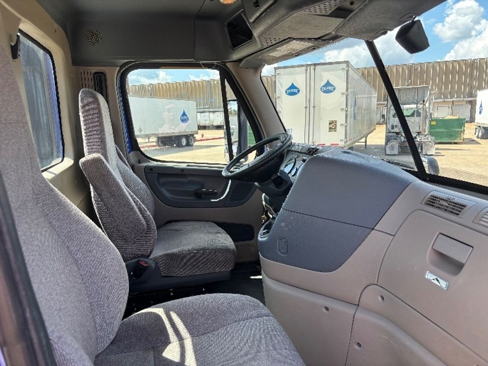 Day Cab Tractor-Heavy Duty Tractors-Freightliner-2020-Cascadia 11364ST-Hammond-LA-370,117\n\t\tmiles-$ 47,750 - Image 14