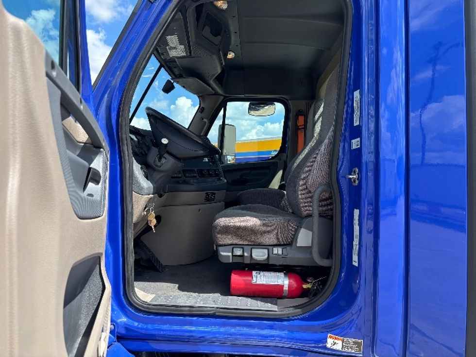 Day Cab Tractor-Heavy Duty Tractors-Freightliner-2020-Cascadia 11364ST-Hammond-LA-370,117\n\t\tmiles-$ 47,750 - Image 9