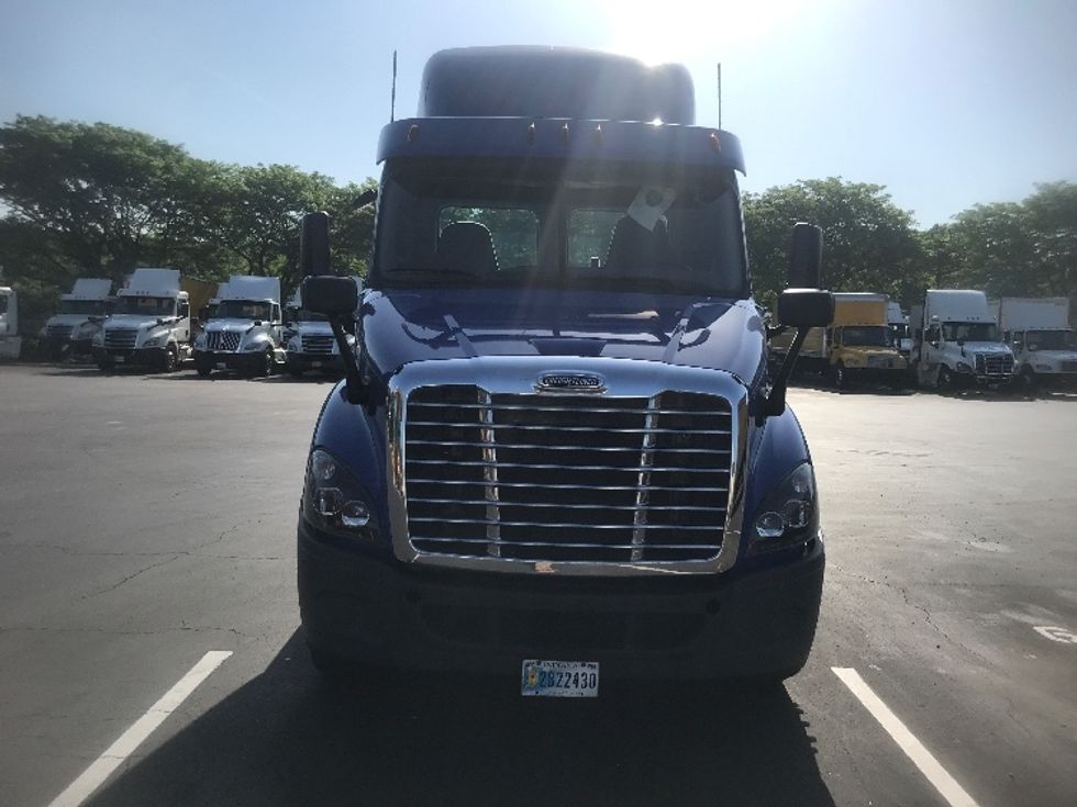 Day Cab Tractor-Heavy Duty Tractors-Freightliner-2020-Cascadia 11364ST-Harrisburg-PA-316,516\n\t\tmiles-$ 47,250 - Image 2