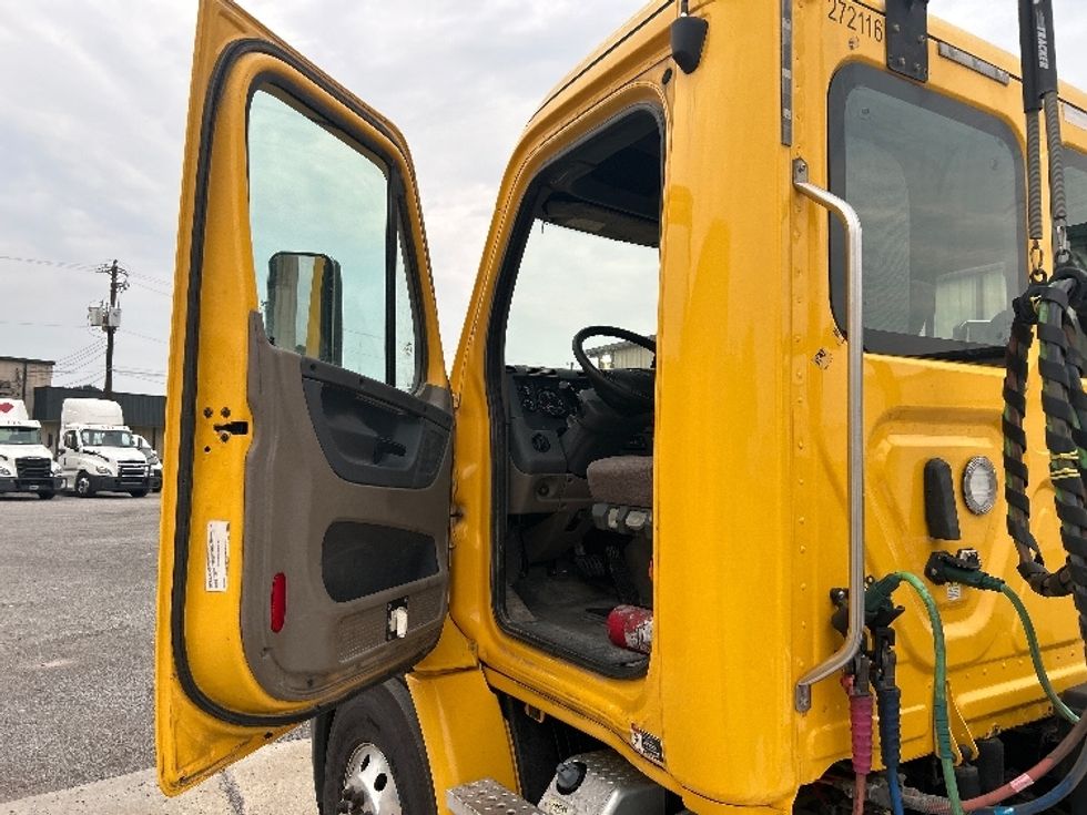 Day Cab Tractor-Heavy Duty Tractors-Freightliner-2020-Cascadia 11364ST-Hueytown-AL-441,880\n\t\tmiles-$ 35,500 - Image 9