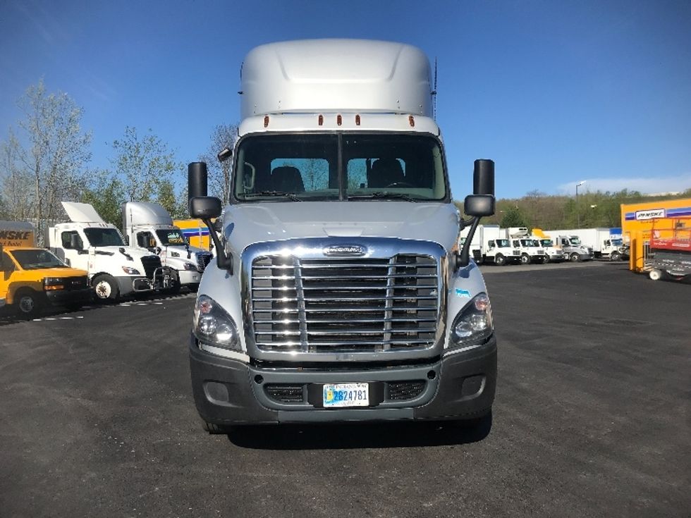 2020 Freightliner Cascadia 113" sleeper cab photo 2