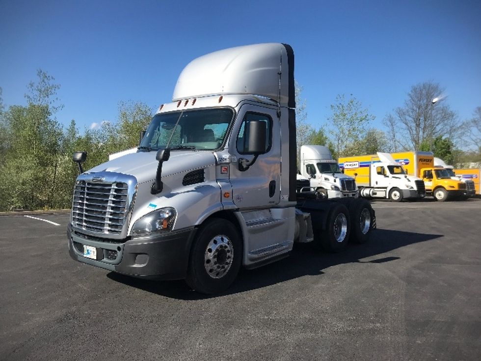 2020 Freightliner Cascadia 113" sleeper cab photo 3