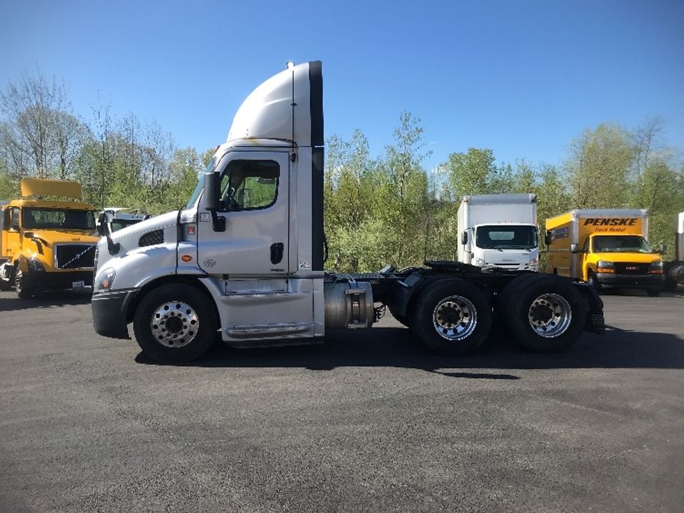 2020 Freightliner Cascadia 113" sleeper cab photo 4