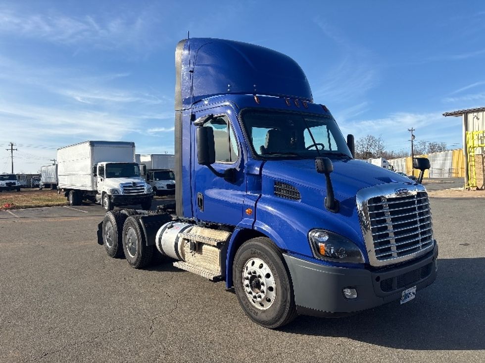 Day Cab Tractor-Heavy Duty Tractors-Freightliner-2020-Cascadia 11364ST-Mebane-NC-339,771\n\t\tmiles-$ 48,000 - Image 1