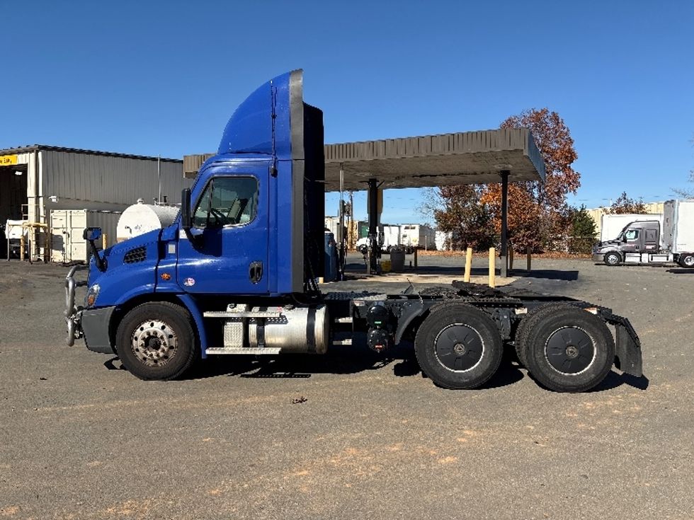 Day Cab Tractor-Heavy Duty Tractors-Freightliner-2020-Cascadia 11364ST-Mebane-NC-392,096\n\t\tmiles-$ 45,250 - Image 4