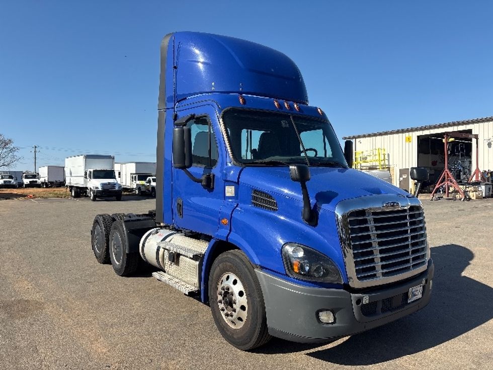 Day Cab Tractor-Heavy Duty Tractors-Freightliner-2020-Cascadia 11364ST-Mebane-NC-441,000\n\t\tmiles-$ 41,750 - Image 1