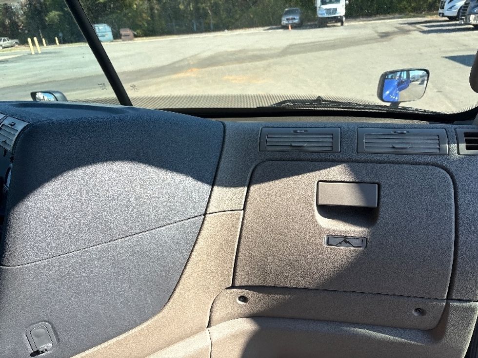 Day Cab Tractor-Heavy Duty Tractors-Freightliner-2020-Cascadia 11364ST-Mebane-NC-441,000\n\t\tmiles-$ 41,750 - Image 13