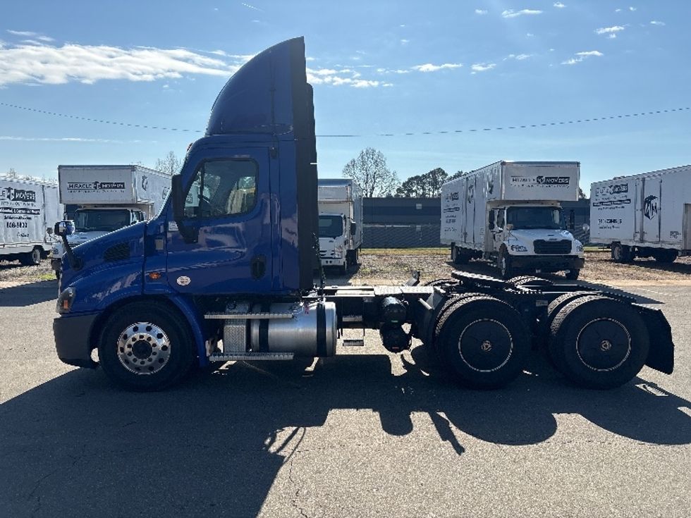 Day Cab Tractor-Heavy Duty Tractors-Freightliner-2020-Cascadia 11364ST-Mebane-NC-441,000\n\t\tmiles-$ 41,750 - Image 4