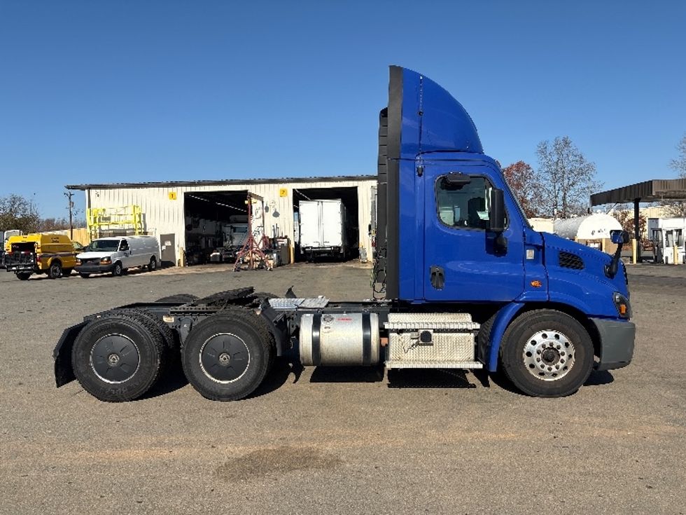 Day Cab Tractor-Heavy Duty Tractors-Freightliner-2020-Cascadia 11364ST-Mebane-NC-441,000\n\t\tmiles-$ 41,750 - Image 8