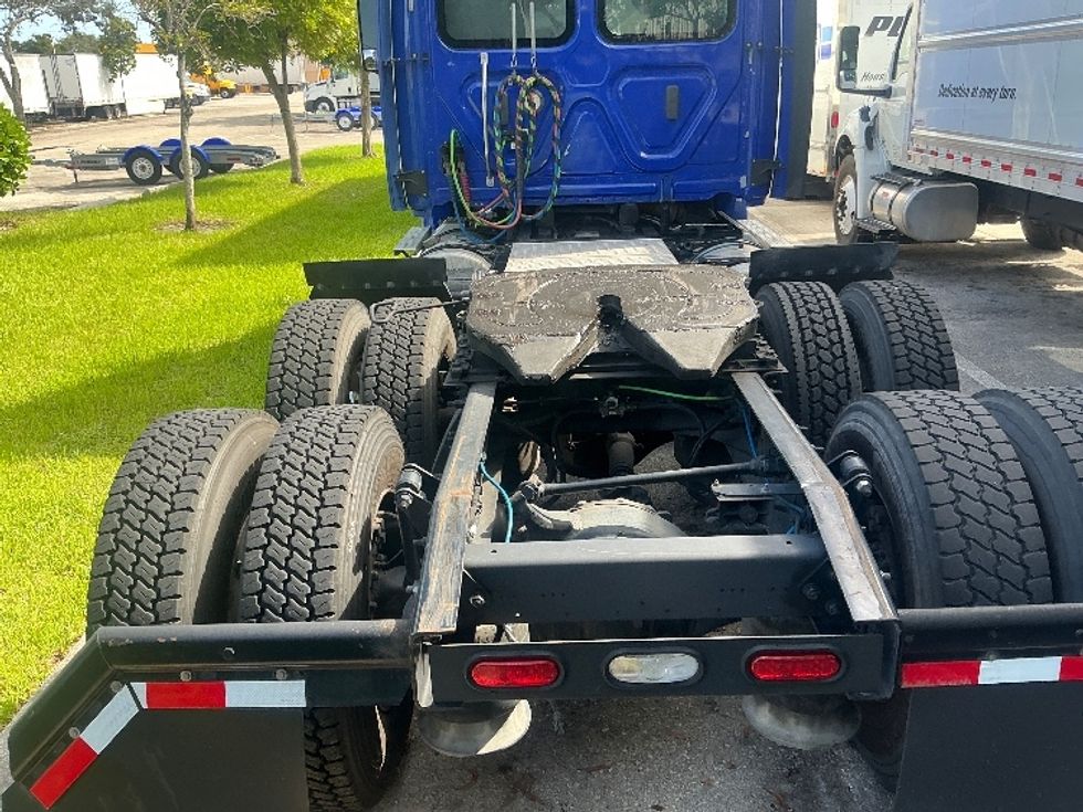 Day Cab Tractor-Heavy Duty Tractors-Freightliner-2020-Cascadia 11364ST-Medley-FL-374,864\n\t\tmiles-$ 47,250 - Image 6
