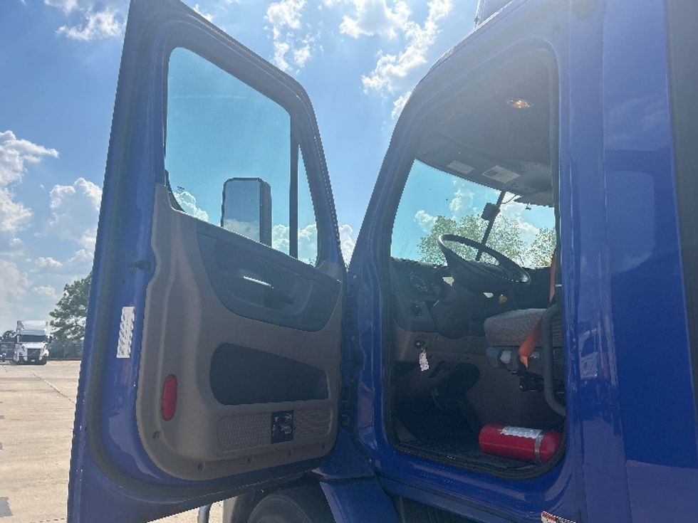 Day Cab Tractor-Heavy Duty Tractors-Freightliner-2020-Cascadia 11364ST-Memphis-TN-243,087\n\t\tmiles-$ 54,750 - Image 9