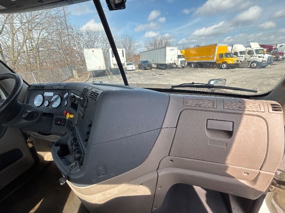 Day Cab Tractor-Heavy Duty Tractors-Freightliner-2020-Cascadia 11364ST-Middlefield-OH-258,938\n\t\tmiles-$ 47,500 - Image 13